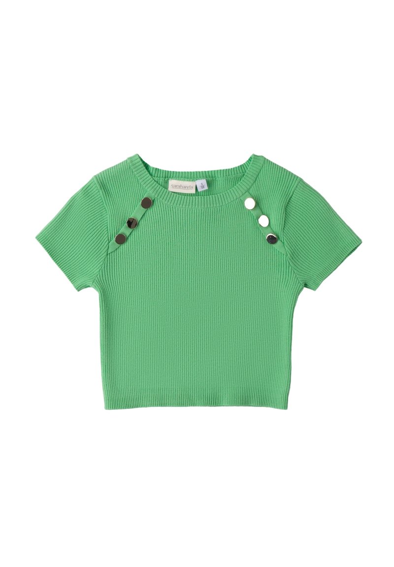 Top corto verde acanalado con un escote redondo y mangas cortas, que cuenta con tres botones decorativos en el hombro y un diseño recortado.