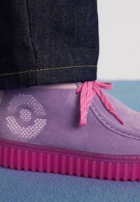 Clarks TORHILLEXPLORE POKÈMON UNISEX - Kasdieniai suvarstomi batai - grey/pink