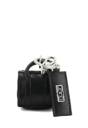 Mini borsa a tracolla in finta pelle nera con dettagli in metallo argentato, design strutturato, manici superiori e un'etichetta con il nome del marchio.