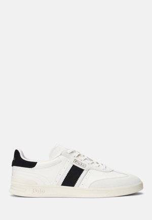 Weißer Low-Top-Sneaker mit schwarzen Seitenstreifen und Fersendetail, Schnürverschluss und Polo-Logo an der Seite und Sohle.
