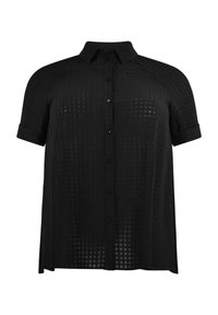 Černá košile s krátkým rukávem vyrobená z průsvitné látky s mřížkovaným vzorem, obsahující zapínání na knoflíky a ohrnuté rukávy.