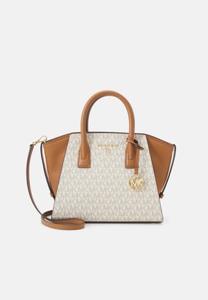Torebka Michael Kors z beżowej i brązowej skóry, z wzorem logo MK, z dwoma uchwytami, odpinanym paskiem na ramię oraz okrągłą złotą zawieszką MK.