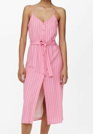 Abito midi a righe rosa con spalline sottili, chiusura frontale con bottoni e una cintura legata in vita. Presenta una fessura per facilitare i movimenti.