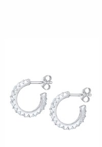 Sølv øreringe i bøjleform med et tekstureret design og små, klare trekantede sten langs den ene kant. Sikre stiftbagsider.