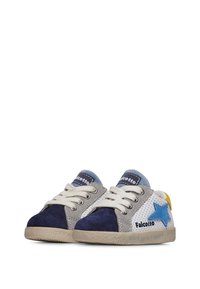 Kindersneakers met een mix van blauwe, grijze en witte materialen, voorzien van een blauwe steraccent, ronde neus en contrasterende veters.