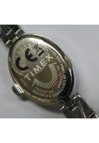 Ovalne hõbedast roostevabast terasest käekell poleeritud viimistlusega, musta ja hõbedase kellapinnaga, punaste aktsentidega ning metallist linkpaelaga.