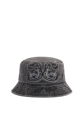 Donkergrijze bucket hat met geborduurde opgerolde slangen aan de voorkant en een subtiel gestikt logo op de rand.