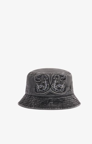 Chapeau bob gris foncé avec serpents enroulés brodés à l'avant et logo discrètement brodé sur la bordure.