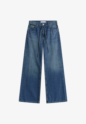 Oversized denimbroek in medium blauw, met een trekkoord in de taille en een klassiek vijf-pocketontwerp. Zachte textuur met een lichte vervaging.