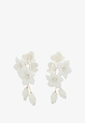 Orecchini floreali bianchi con molteplici fiori delicati, ciascuno centrato da piccole perle, e due boccioli pendenti su catene dorate.