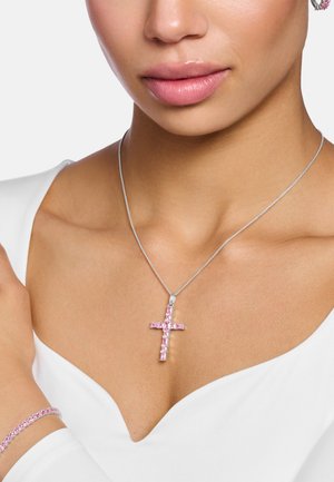 Silberne Halskette mit einem rosa Kreuzanhänger, verziert mit rechteckigen Steinen. Dazu gehört ein passendes Armband.