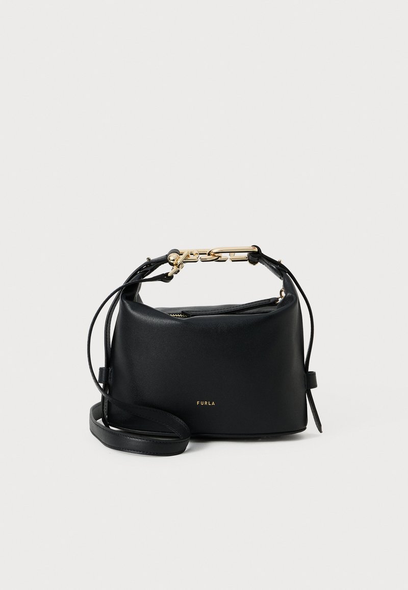 Bolsa de ombro em couro preto com ferragens em tom de ouro, alça de corrente e fecho com zíper. Apresenta um design minimalista com logótipo em relevo.