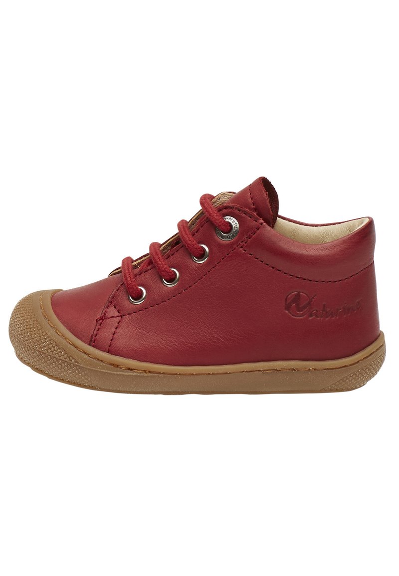 Sneaker per bambini in pelle rossa con punta tonda, chiusura con lacci, logo impresso sul lato e suola in gomma texturizzata color cammello.