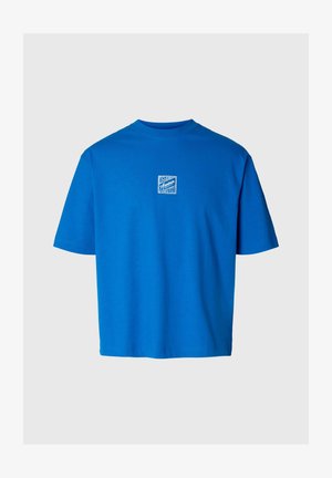 Camiseta azul de manga corta con cuello redondo y un pequeño logo rectangular blanco con texto estilizado centrado en el pecho.