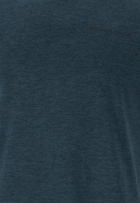 Maskulin marinblå atletisk T-shirt, tillverkad av ett strukturerat tyg med en lätt melerad mönstring, med ordet "ENDURANCE" i en subtil tryck.