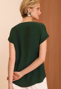 Love & Roses ROLL SLEEVE - REGULAR FIT - Blúzka - green embellished