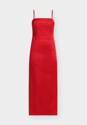 Rode satijnen midi-jurk met spaghettibandjes, aangesloten lijfje en rechte silhouet. Gladde textuur met een effen kleur en minimale details.