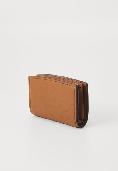 Portefeuille en cuir de couleur tan avec une finition texturée, design compact et bords arrondis ; il comprend plusieurs fentes pour cartes et une poche zippée.