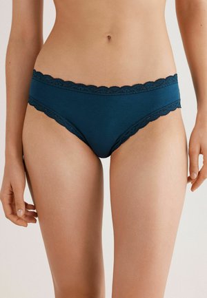 Teal ondergoed met een golvende kantafwerking langs de taille en beenopeningen, gemaakt van een zachte, rekbare stof.