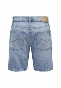 Pantalones cortos de mezclilla de color azul claro con un corte recto, dos bolsillos traseros con costuras doradas y una etiqueta de cuero de marca en la cintura.