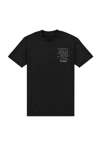 Camiseta negra con un dibujo en línea blanca de tres bailarines abstractos y el texto "Los Tres Bailarines, 1925" y "Picasso" en el pecho izquierdo.