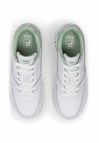 Sneakers bianchi con accenti verde menta, parte superiore in pelle texturizzata, punta tonda, design con lacci e suola in gomma con motivo antiscivolo.