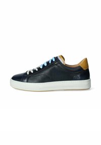 Sneaker in pelle blu con perforazioni, suola in gomma bianca, lacci blu e grigi, e dettagli beige sul tallone, con un design a taglio basso.