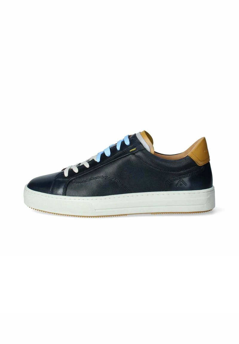 Sneaker in pelle blu con perforazioni, suola in gomma bianca, lacci blu e grigi, e dettagli beige sul tallone, con un design a taglio basso.