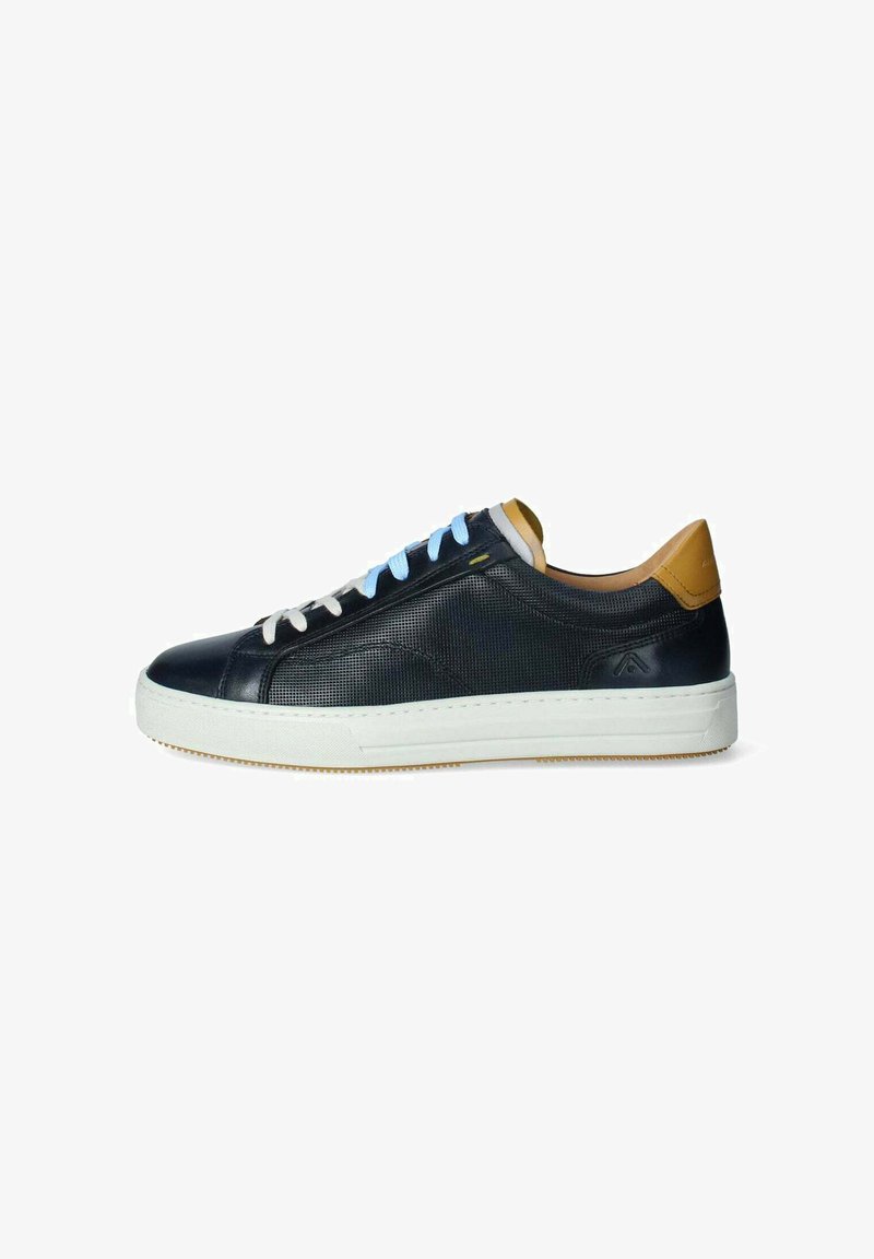 Sneaker in pelle blu con perforazioni, suola in gomma bianca, lacci blu e grigi, e dettagli beige sul tallone, con un design a taglio basso.