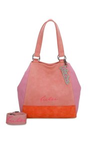 Różowo-pomarańczowa torba na ramię o zamszowej fakturze, z szerokimi paskami, srebrnymi detalami i odpinanym dopasowanym paskiem z różowym napisem.