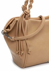 Borsa a mano in pelle nuda con tracolla intrecciata, chiusura superiore arricciata e dettagli a nodo. Texture liscia con cuciture visibili.