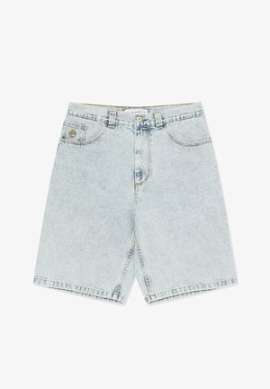 Los pantalones cortos de mezclilla azul claro presentan un diseño clásico de cinco bolsillos, dobladillo deshilachado y un emblema dorado en el bolsillo delantero.