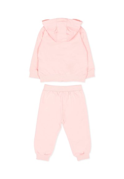 Jasnoróżowy dres dziecięcy, bluza z kapturem z uszami misia oraz dopasowane spodnie z elastycznym pasem i ściągaczami przy kostkach.