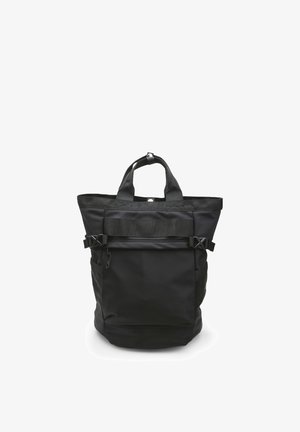 Melna tote soma, izgatavota no izturīga materiāla, ar divām augšējām rokturiem, regulējamiem siksnām un strukturētu dizainu. Iespējas ietver priekšējo lentes akcentu.
