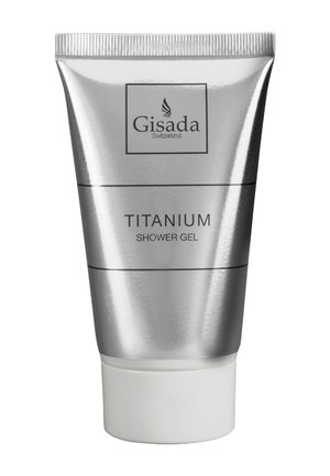 Tubo plateado de gel de ducha Gisada Titanium con tapa blanca, con texto y logotipo en negro en el frente.