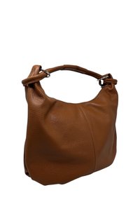 Hnědá kožená kabelka s texturou, se single polstrovanou rukojetí připevněnou kovovými kroužky, vystavená na bílém pozadí.