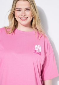 Studio Untold HALBARM - Printtipaita - pink