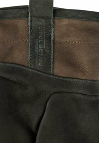 Gants en cuir avec un schéma de couleurs vert foncé et marron. Texture douce avec des coutures visibles et un onglet de marque sur le poignet.