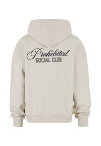 Felpa beige con cappuccio regolabile. Presenta un grande testo nero "Proibito" sopra "SOCIAL CLUB" in un carattere bold e con grazie. Maniche con polsini.