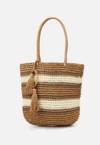 Sac fourre-tout en paille tissée marron et crème avec des rayures horizontales. Deux pompons avec des perles attachés. Poignées arrondies pour un transport facile.