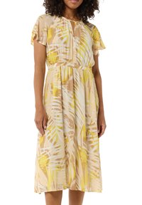 Kleid mit kurzen, flatternden Ärmeln, gelb-beige Palmenblattmuster auf leichtem Stoff, elastischer Taillenbund, knielange Schnittform.