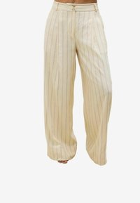 Beige weite Hosen aus leichtem Stoff, mit subtilen senkrechten Streifen in Blau und Lavendel, mit einem Doppelknopfverschluss.