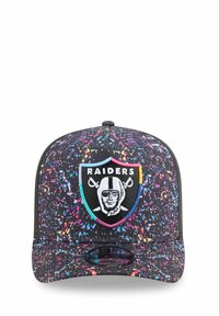 Casquette noire avec un motif à pois multicolores. Elle présente un logo des Raiders au centre et un design à visière plate.