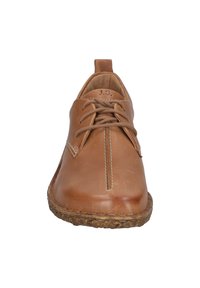 Scarpe in pelle marrone con punta rotonda, lacci sulla parte anteriore e cuciture a contrasto. Presentano una suola texturizzata e una linguetta sul tallone per una facile vestibilità.