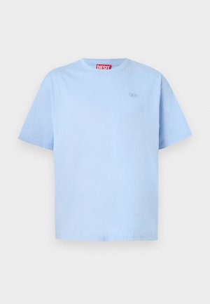 Ανοιχτό μπλε μπλουζάκι με κοντά μανίκια και στρογγυλή λαιμόκοψη, με μικρό κεντημένο λογότυπο στο στήθος και κόκκινη ετικέτα μάρκας στο εσωτερικό του λαιμού.