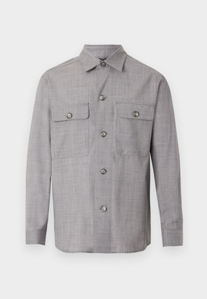 Grijs overhemd met lange mouwen, knoopsluiting, twee borstzakken met knopen en een klassieke kraag, plat uitgestald op een witte achtergrond.