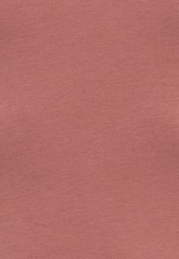 Tissu en coton rose avec une surface lisse, légèrement texturée ; couleur uniforme sans motifs ni embellissements discernables.