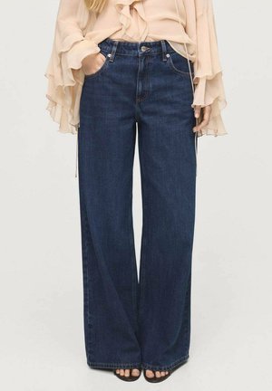 Jeans de pierna ancha en azul oscuro con cintura alta, fabricados en tela de denim, con bolsillos frontales y un cierre clásico de botón.