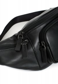 Schwarze Leder-Schultertasche mit Reißverschlussfächern, ausgestattet mit einer strukturierten Oberfläche, glatten Akzenten und silbernen Hardware-Details.