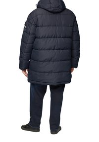 Marineblauer Puffer-Mantel mit horizontalen Nähten, Kapuze und elastischen Bündchen. Bietet eine lange Länge, weiches Material und einen lässigen Schnitt.